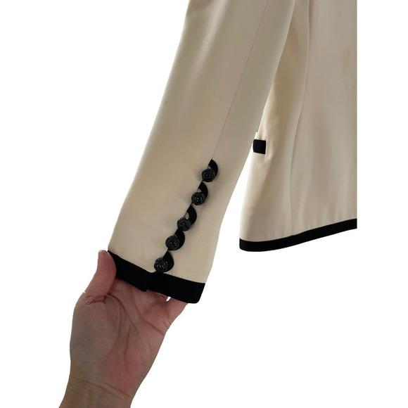 BEAUTIFUL VINTAGE FONTANA COUTURE OFF WHITE BLAZER WITH BLACK EMBROIDEREY - Picture 4 of 5